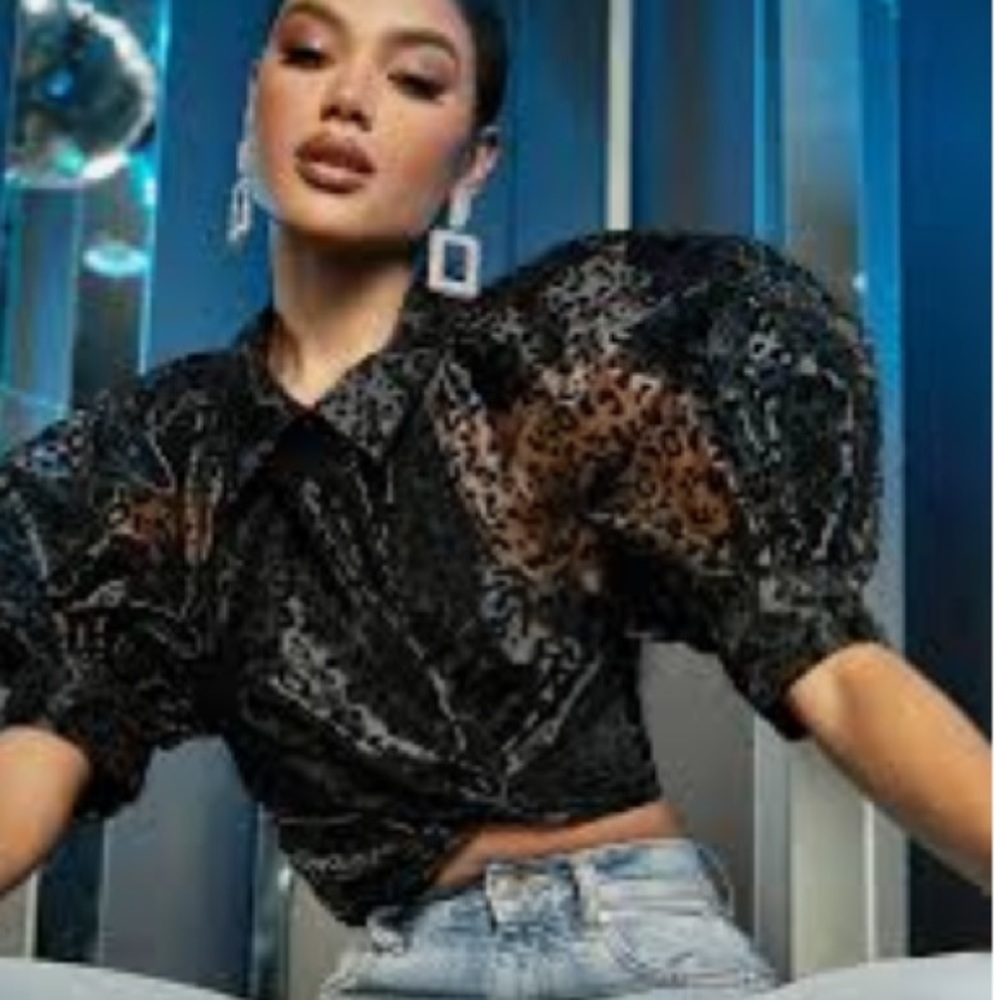 Exaggerated puff sleeve twist hem mesh crop top